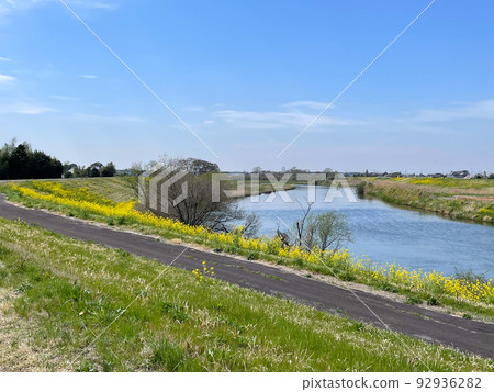 River and sky 92936282