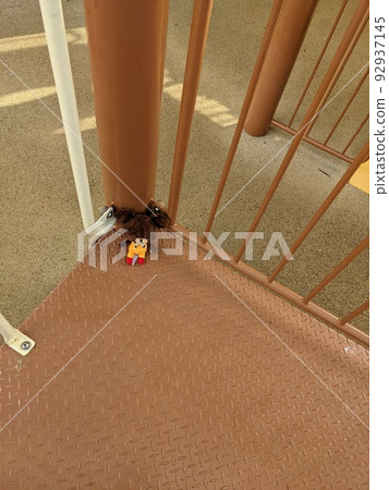 被遺忘在公園裡的泰迪熊 被遺忘在公園裡的泰迪熊 92937145