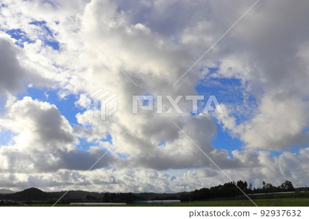 Summer sky Blue sky with many clouds Summer sky Blue sky with many clouds 92937632