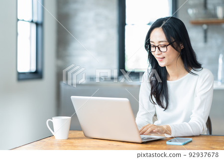 Women Living PC Telework Remote Work Lifestyle Women Living PC Telework Remote Work Lifestyle 92937678