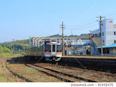 在JR紀成本線瀧站停靠的“快速三重”列車 92938476
