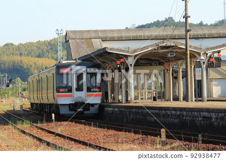 從JR紀成線瀧站出發的列車“快速三重” 92938477