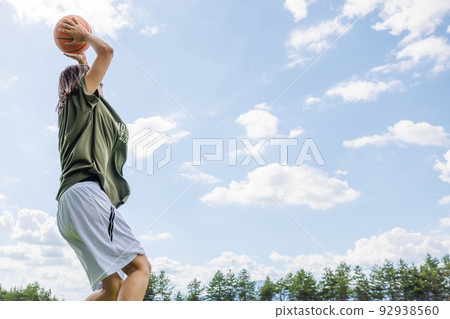 外面打籃球的女人 外面打籃球的女人 92938560