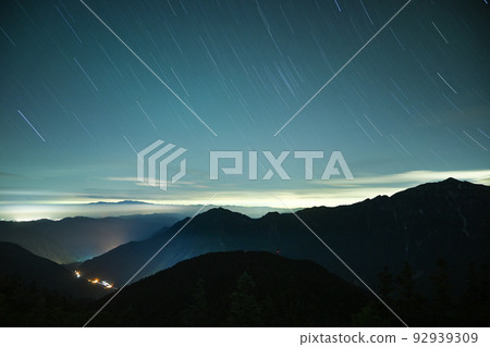 The night view of Gifu Prefecture and the Northern Alps can be seen from the ridgeline of Mt. Nishihotaka under clear August skies. 92939309