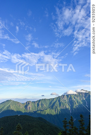 八月晴空下，從西穗高山的山脊線看到的夏季山脈北阿爾卑斯山笠岳 92939859