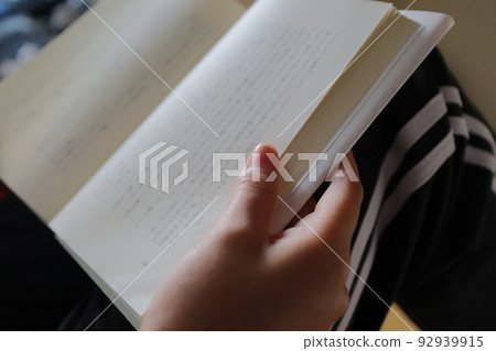 woman reading 92939915