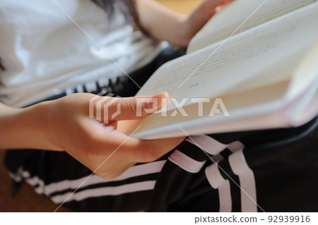 woman reading 92939916