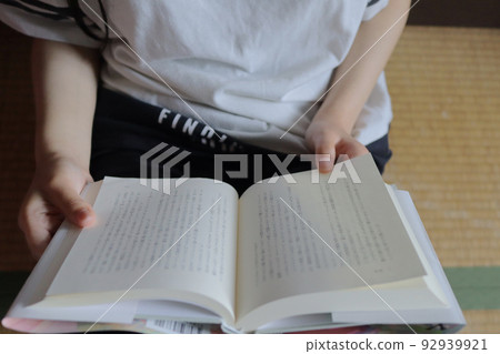 woman reading 92939921