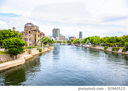 Hiroshima August 6th is the day of the atomic bombing. Floating lanterns start near the Atomic Bomb Dome and Motoyasu Bridge. Scenery of Requiem Day 92940523