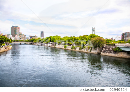 廣島 8 月 6 日是原子彈爆炸的日子。漂浮的燈籠從原子彈爆炸圓頂和元安橋附近開始。安魂曲日的風景 廣島 8 月 6 日是原子彈爆炸的日子。漂浮的燈籠從原子彈爆炸圓頂和元安橋附近開始。安魂曲日的風景 92940524