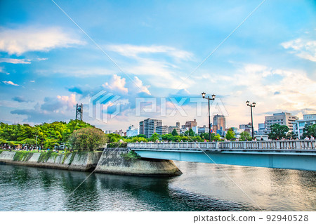 這是8月6日黃昏前的和平紀念公園景觀。從相井橋向西眺望小海町和土橋町。 92940528