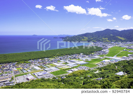 從鏡山西展望台(佐賀縣唐津市)眺望美麗的虹松原和唐津街景 從鏡山西展望台(佐賀縣唐津市)眺望美麗的虹松原和唐津街景 92940784