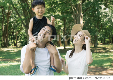 Summer family trip ・ Image of boy and young couple Summer family trip ・ Image of boy and young couple 92940926