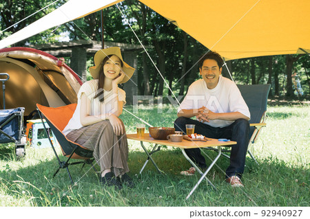 享受野營的年輕日本夫婦 享受野營的年輕日本夫婦 92940927