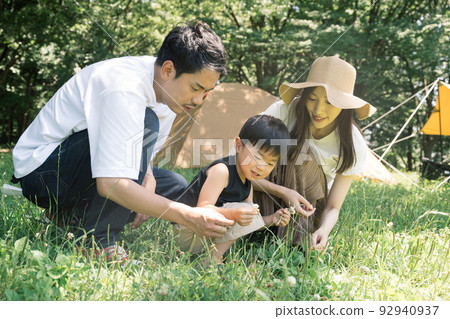 一個微笑的日本家庭/夏季家庭旅行的形象 92940937