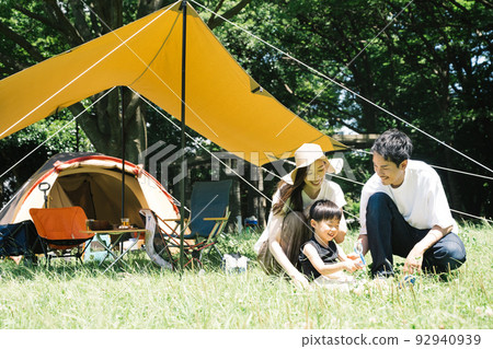 一個微笑的日本家庭/夏季家庭旅行的形象 92940939