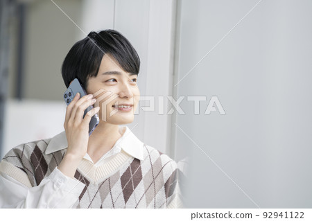 一個年輕人談話在智能手機 92941122