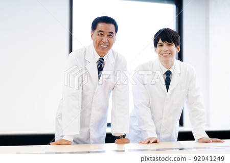 一件白大褂男 92941249