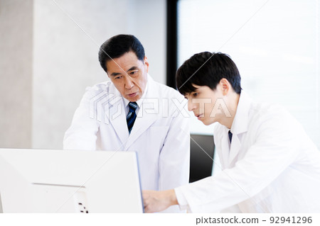 A white coat male 92941296