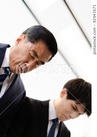 穿西裝的男商人（道歉 92941671