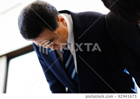 穿西裝的男商人（道歉 92941673