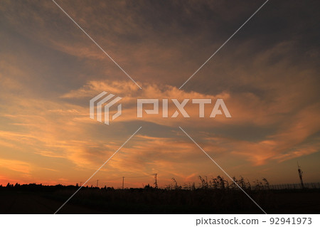落日的天空和落日的雲彩 落日的天空和落日的雲彩 92941973