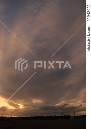 落日的天空和落日的雲彩 落日的天空和落日的雲彩 92942002