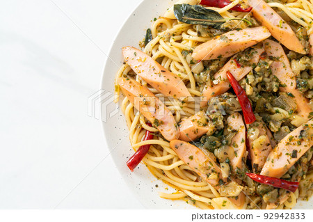 spaghetti with garlic and sausage 92942833