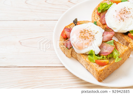 whole wheat bread toasted with vegetable, bacon and egg 92942885