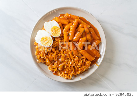 Rabokki (Ramen or Korean instant noodle and Tteokbokki) in spicy korean sauce 92943023