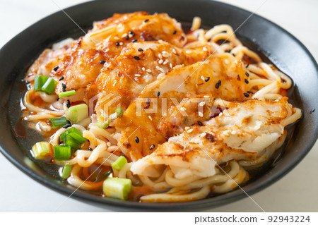 ramen noodles with gyoza or pork dumplings 92943224