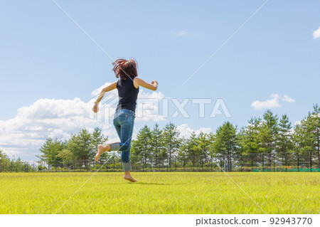 赤腳在草地上奔跑的女人 92943770
