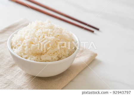 cooked white rice bowl 92943797