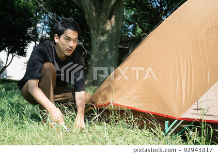 男子搭帳篷、露營、戶外休閒 男子搭帳篷、露營、戶外休閒 92943817