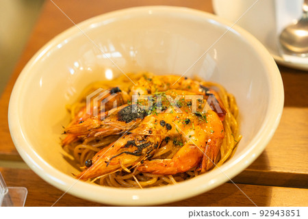 stir fried spaghetti with shrimps 92943851