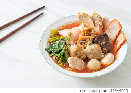 noodles with meatballs in pink soup 92944003