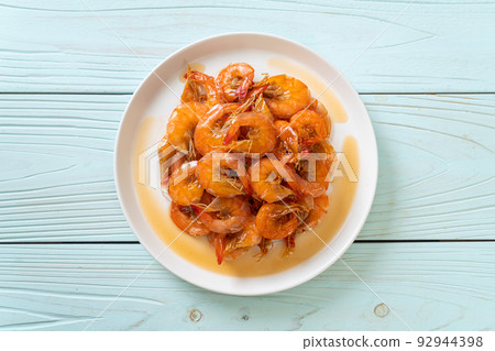 Sweet shrimps is Thai dish which cooks with fish sauce and sugar 92944398