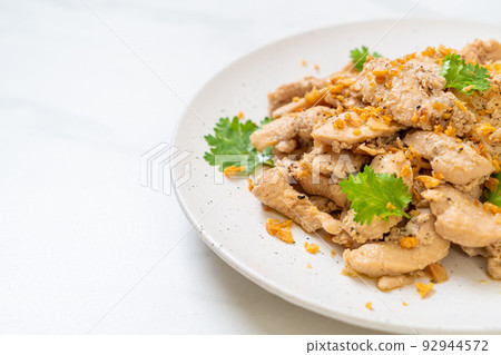 stir-fried chicken with garlic 92944572