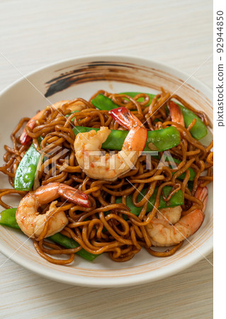stir-fried yakisoba noodles with green peas and shrimps 92944850