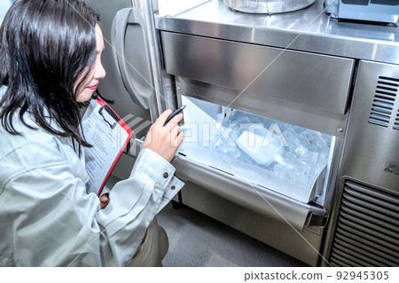 一名年輕女子檢查廚房製冰機的圖像剪輯 92945305