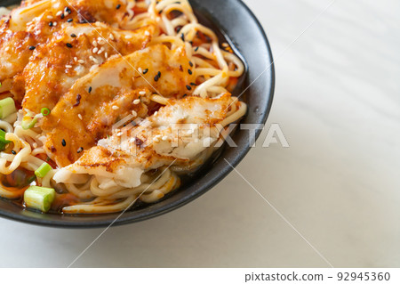 ramen noodles with gyoza or pork dumplings 92945360