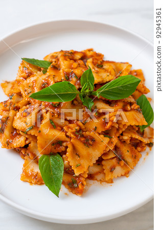 farfalle pasta with basil and garlic in tomato sauce farfalle pasta with basil and garlic in tomato sauce 92945361