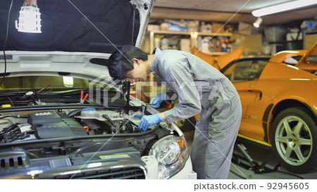 汽車修理工在工廠工作 汽車修理工在工廠工作 92945605
