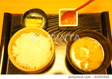 米飯和味噌湯 92945609