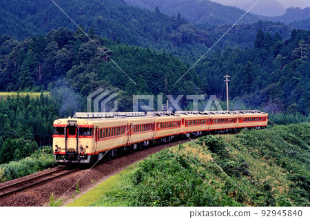 1999 年 Kiha 58 系列學校遊覽列車在卡達上空 1999 年 Kiha 58 系列學校遊覽列車在卡達上空 92945840