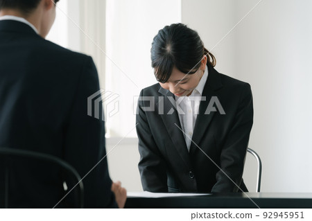 接受采訪的女大學生 92945951