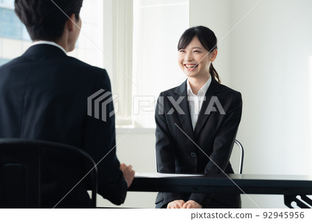 接受采訪的女大學生 92945956