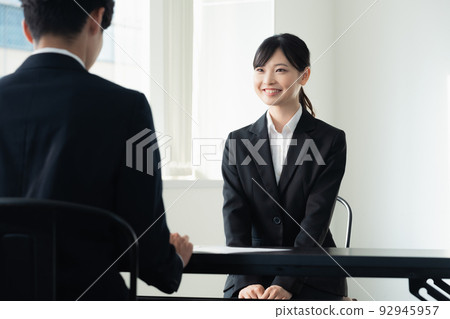 接受采訪的女大學生 92945957
