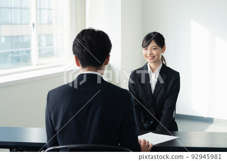 接受采訪的女大學生 92945981