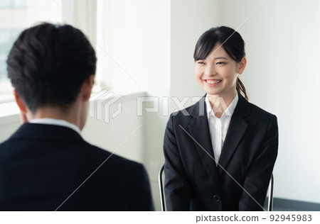 接受采訪的女大學生 92945983